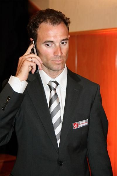 Valverde gave interviews to the journalists present, and also to radio stations via mobile phone.