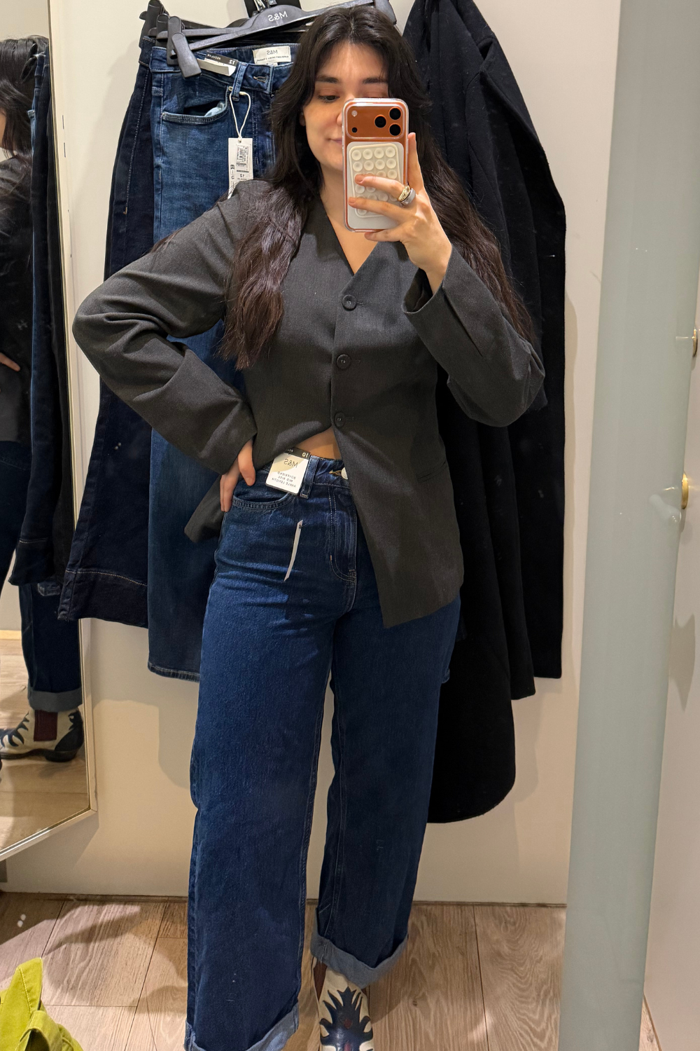 Sofia wearing boyfriend jeans