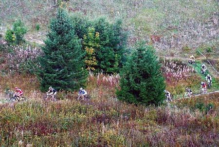 The early lead group in the valley