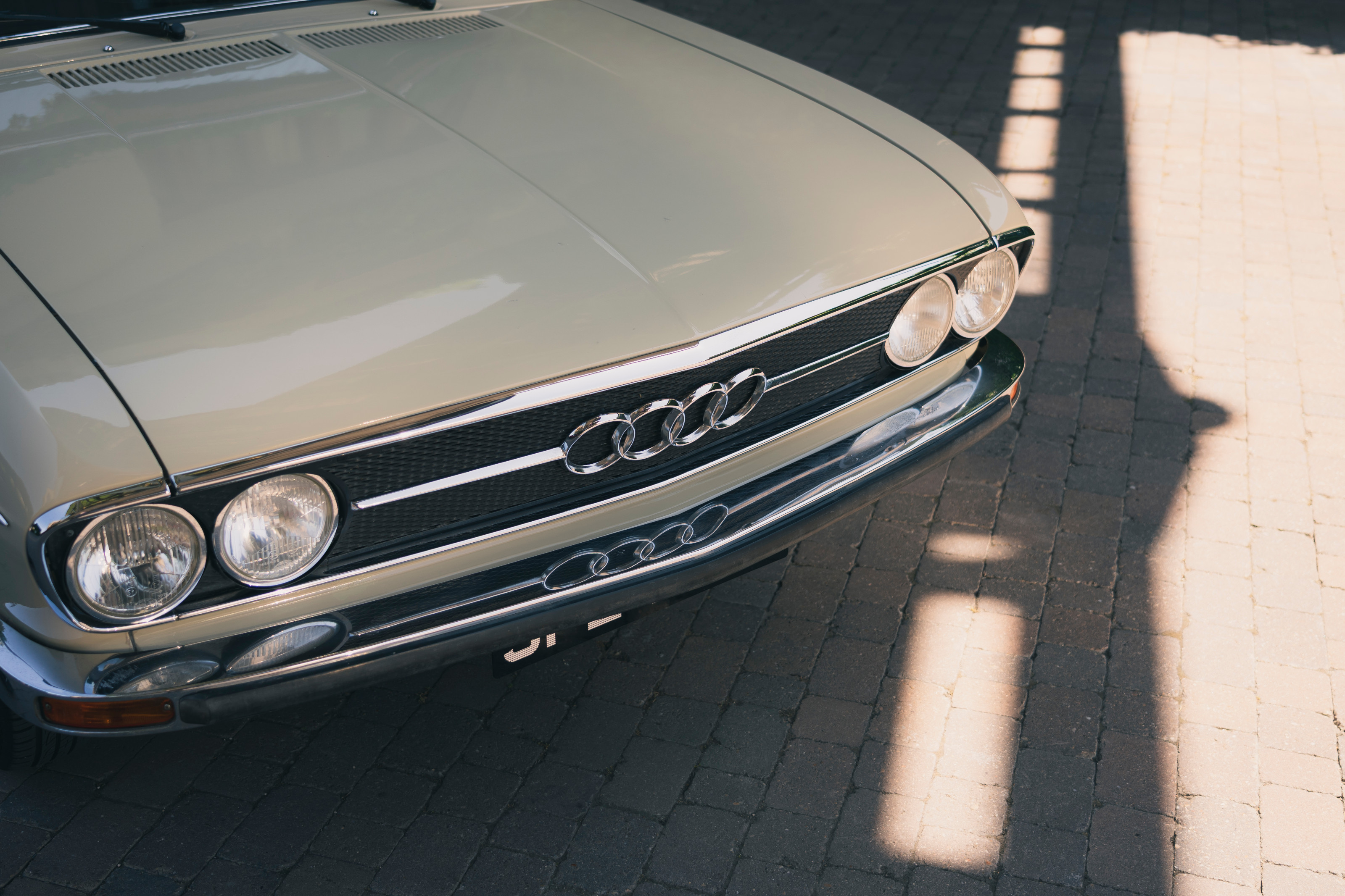 Audi 100 GL saloon