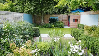small narrow garden – Alan Titchmarsh small garden design tips