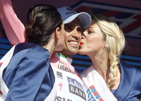 Kisses for Alberto Contador (Saxo Bank Sungard)