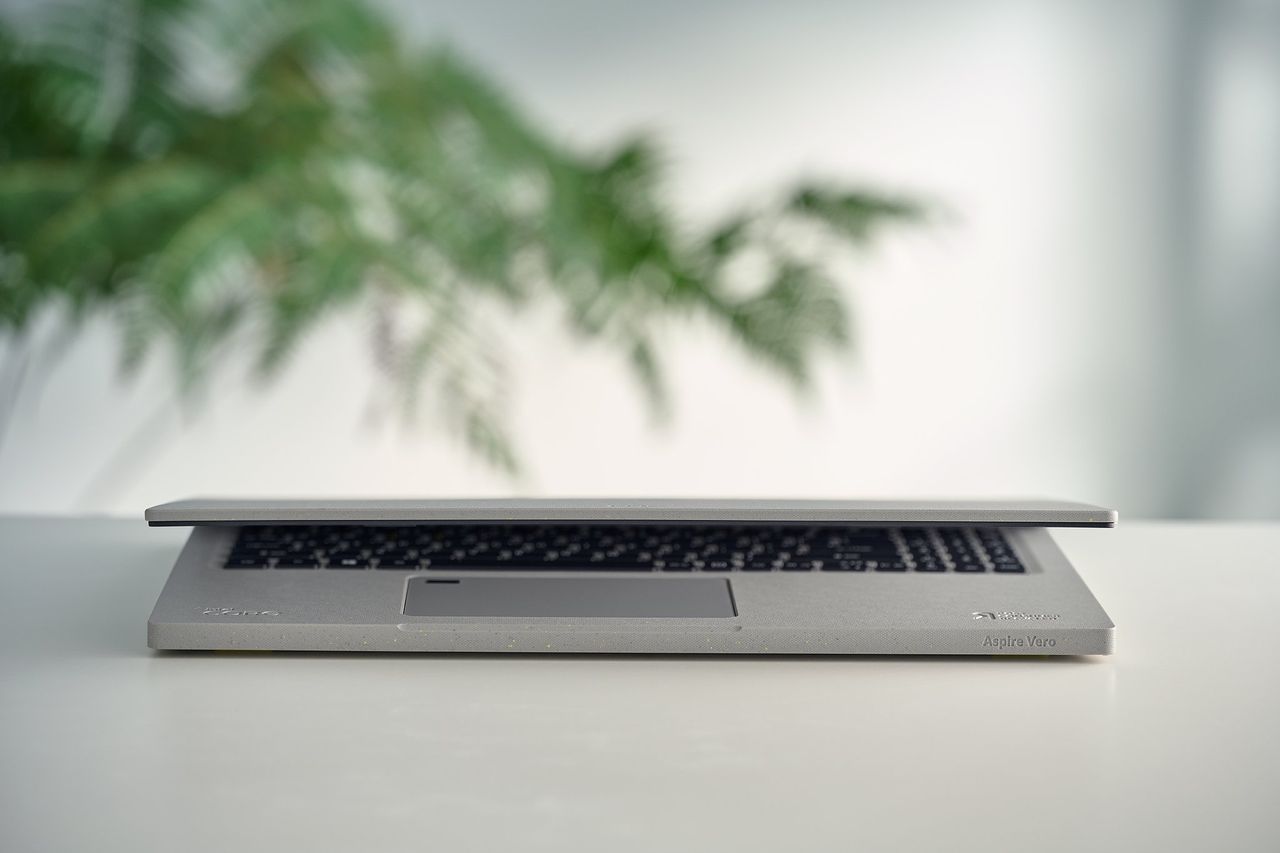 Aspire Vero Desk Setting