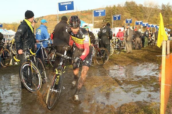 Sven Nys gets a new bike at the exit from the pits