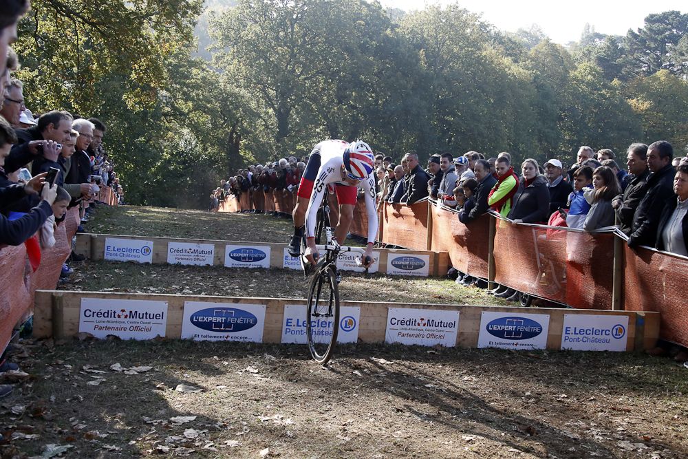 Thomas Pidcock hops the barriers