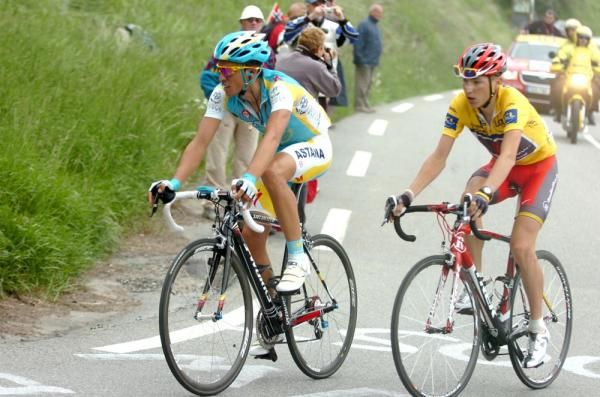 Alberto Contador (Astana) and Janez Brajkovic (RadioShack) battle it out on L'Alpe' d'Huez