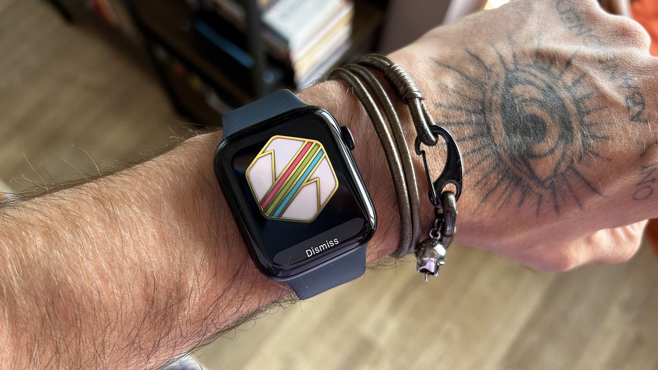 Apple Watch SE (2nd Generation) showing the Perfect Week vitrual badge