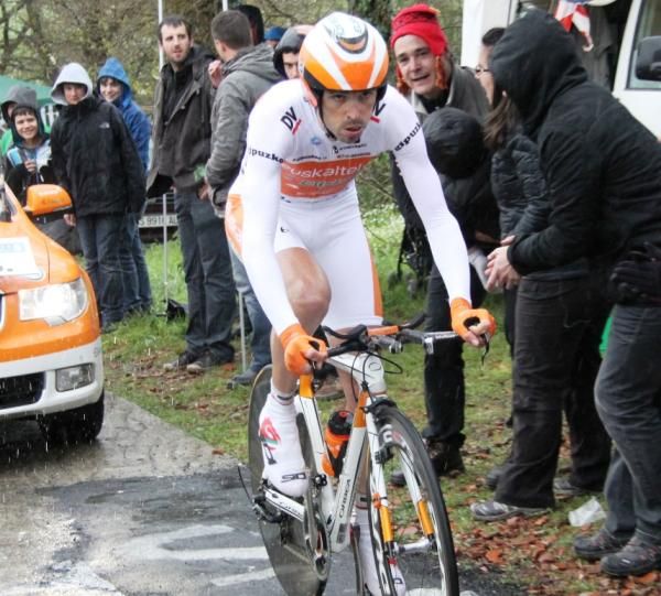 Sammy Sanchez (Euskaltel-Euskadi), in the points classification skinsuit, won the final time trial and claimed overall victory at Pais Vasco.