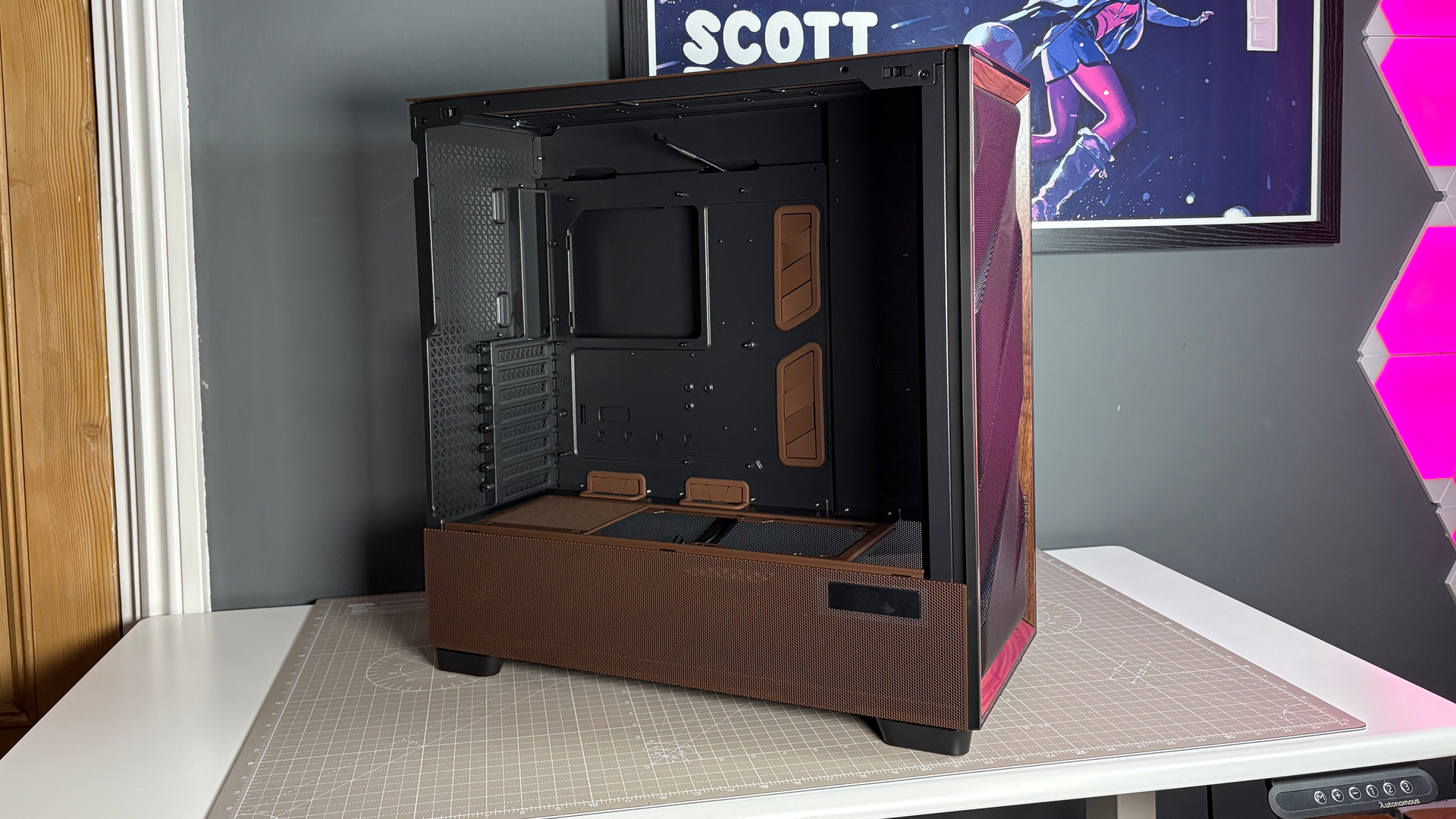 Antec Flux Pro Noctua Edition without any PC inside on a desk.