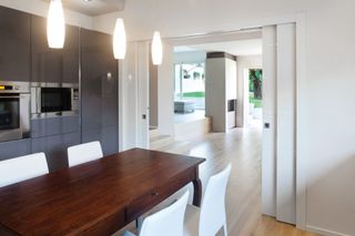ECLISSE pocket doors in a dining area of a home