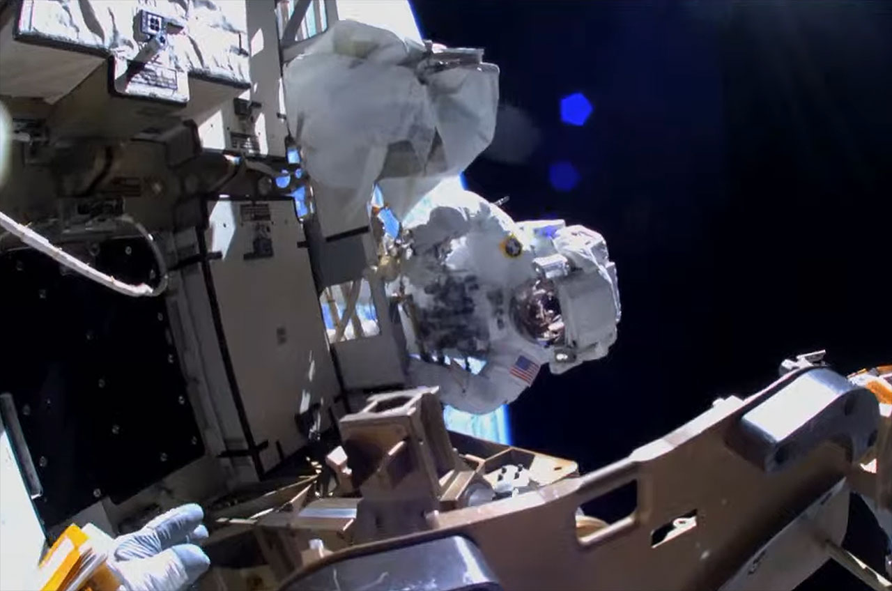L'astronaute de la NASA Kayla Barron est vue du point de vue de la caméra du casque de l'astronaute Raja Chari lors d'une sortie dans l'espace à l'extérieur de la Station spatiale internationale le mardi 15 mars 2022.