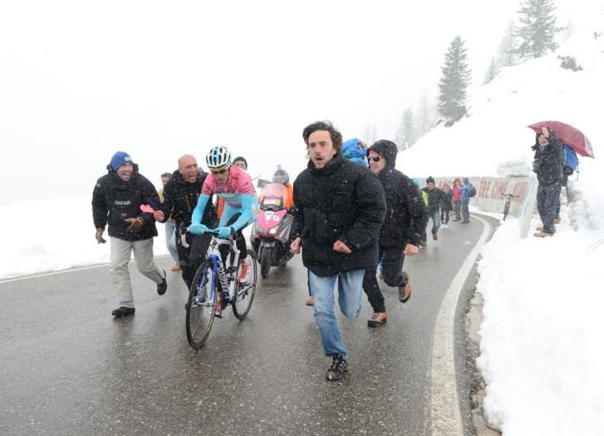 Vincenzo Nibali (Astana) rides to another stage win