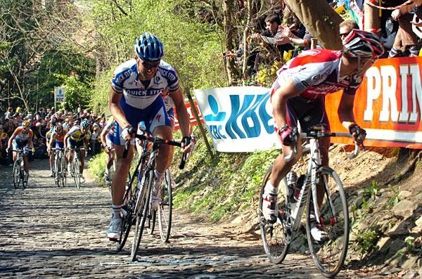 Philippe Gilbert (Silence-Lotto) tries to glimpse to the top.