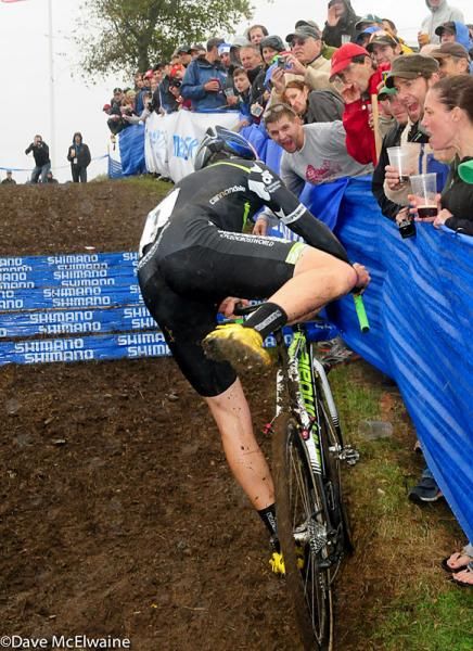 Tim Johnson (Cannondale p/b Cyclocrossworld) dismounting for the steps