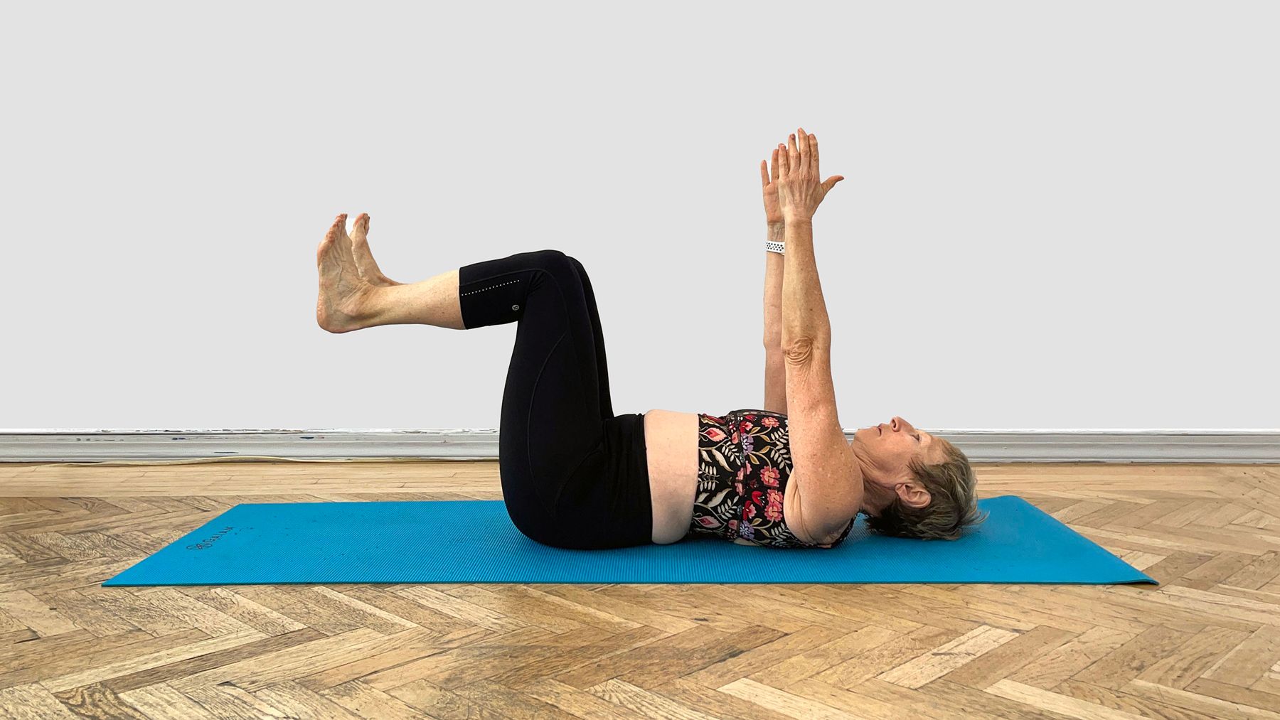 Jacqueline Gikow performing the starting position of a bodyweight deadbug exercise