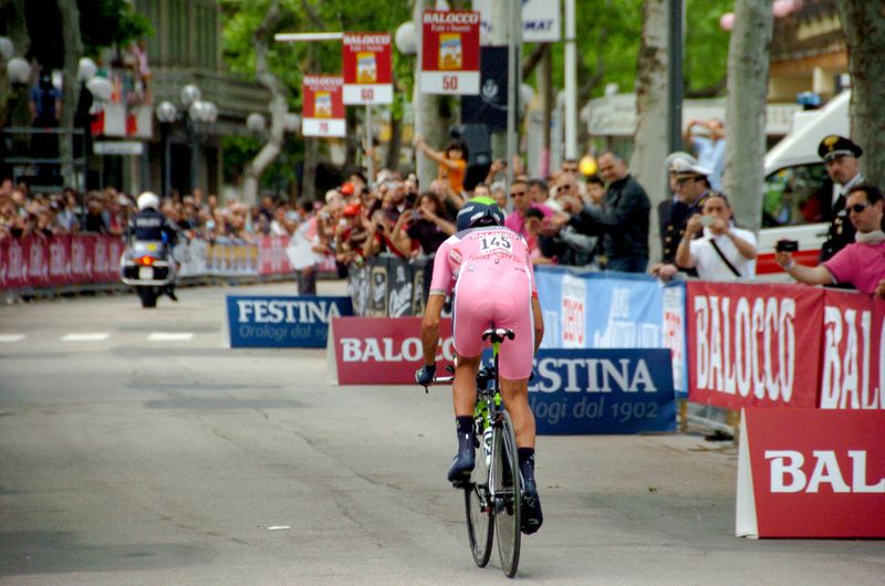 Be&ntilde;at Intxausti's only day in the maglia rosa was the stage 8 time trial in 2013