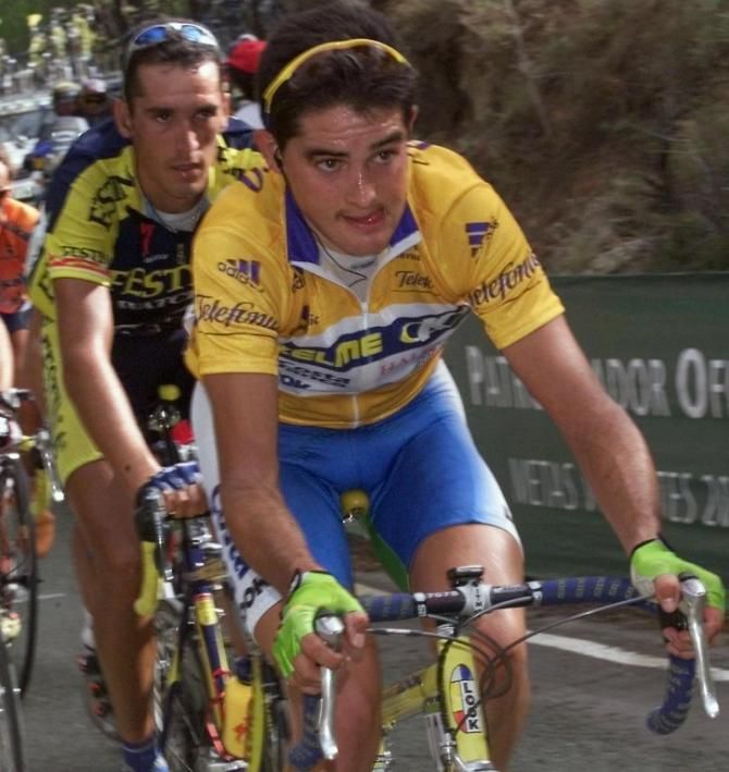 Oscar Sevilla (Kelme) leading the Vuelta in 2002 with Angel Casero (Festina) on his wheel