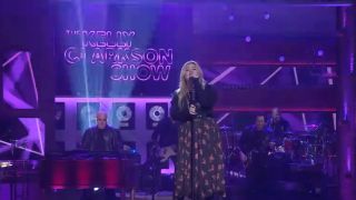 Kelly Clarkson singing "Free" on The Kelly Clarkson Show