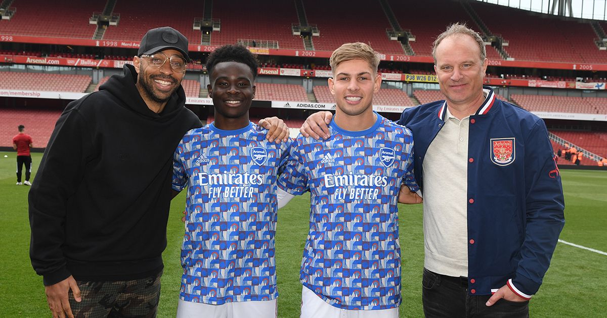 Ex Arsenal players (L) Thierry Henry and (R) Dennis Bergkamp with current players (2ndL) Bukayo Saka and (2ndR) Emile Smith Rowe after the Premier League match between Arsenal and Manchester United at Emirates Stadium on April 23, 2022 in London, England.