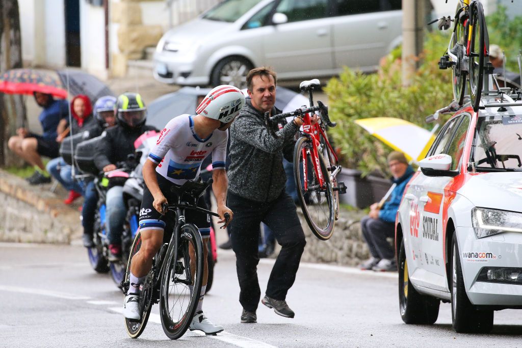 Victor Campenaerts (Lotto Soudal) stopped for a bike change