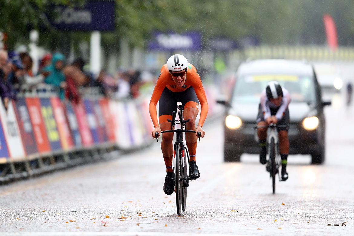 Ellen van Dijk sprints to the line