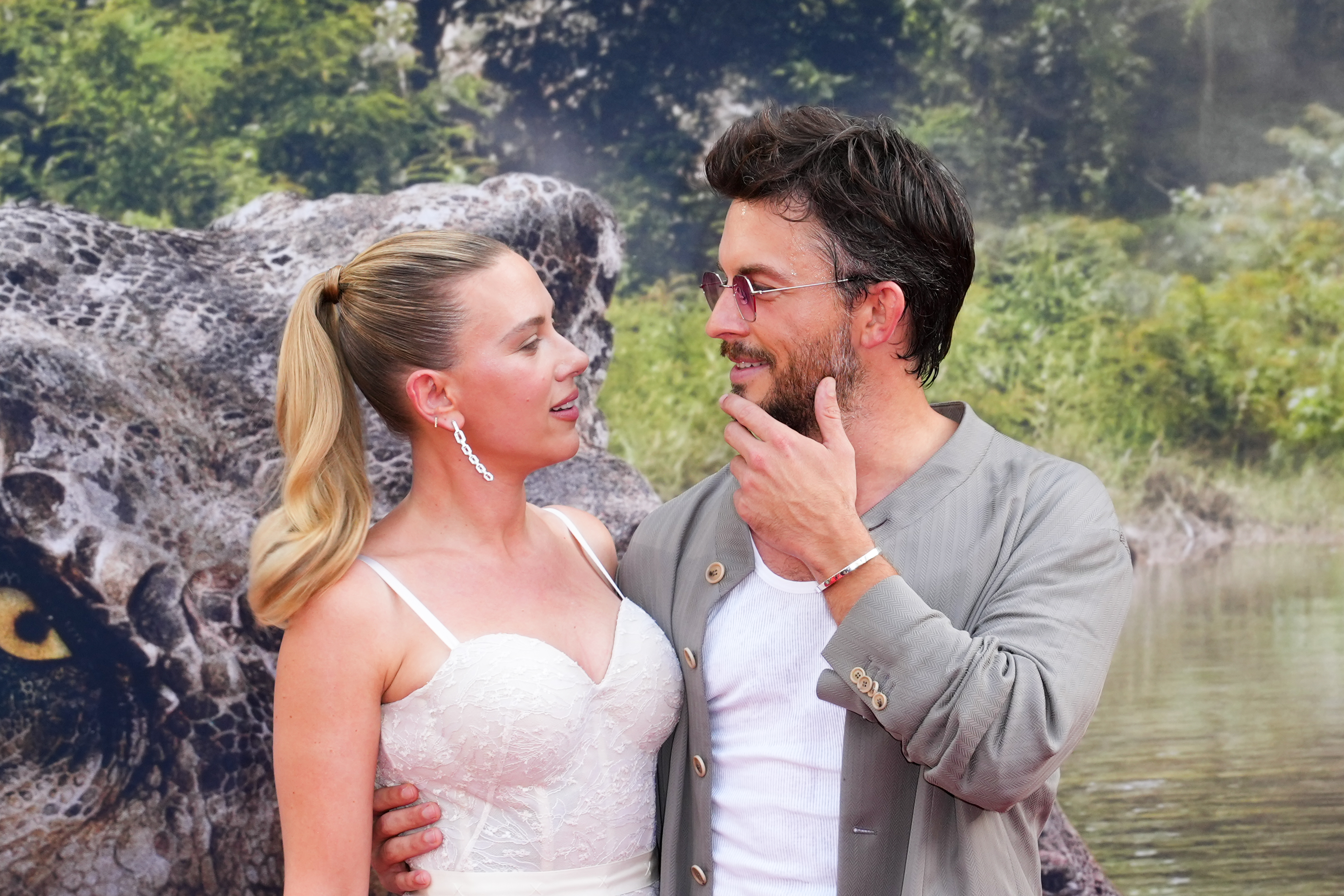 Scarlett Johannson and Jonathan Bailey at the Jurassic World Rebirth premiere in NYC
