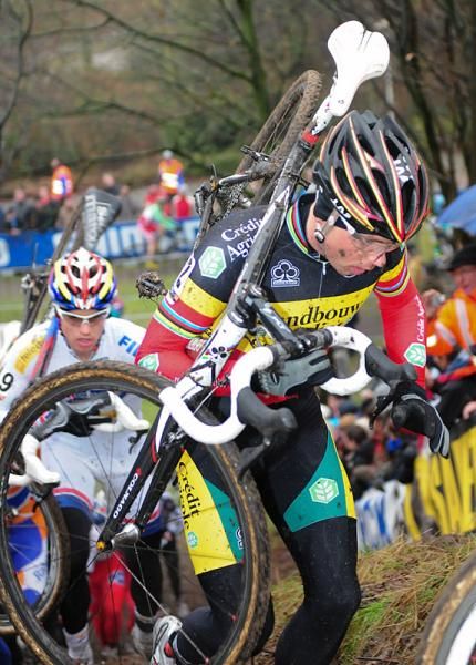 Sven Nys racing in 4th place on the run-up.