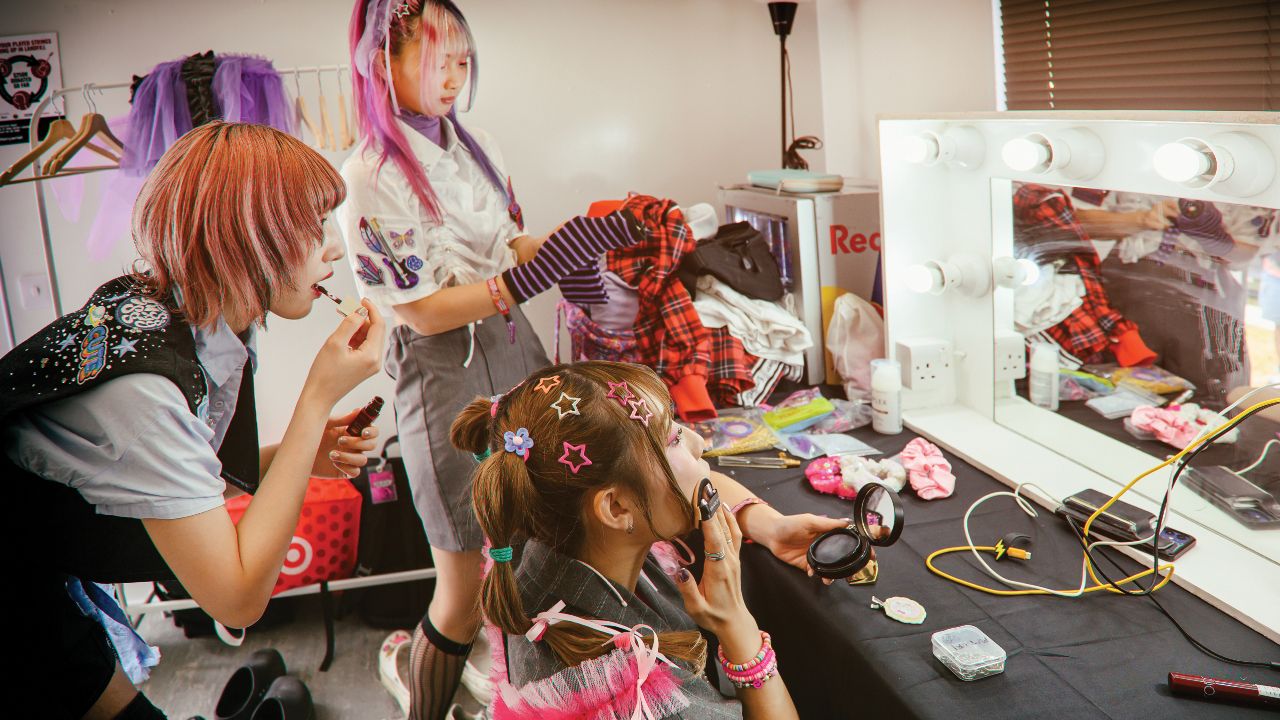 Hanabie putting on makeup
