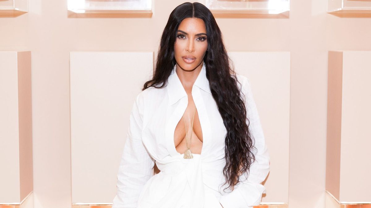Kim Kardashian's beige bedroom color has a shockingly bold effect