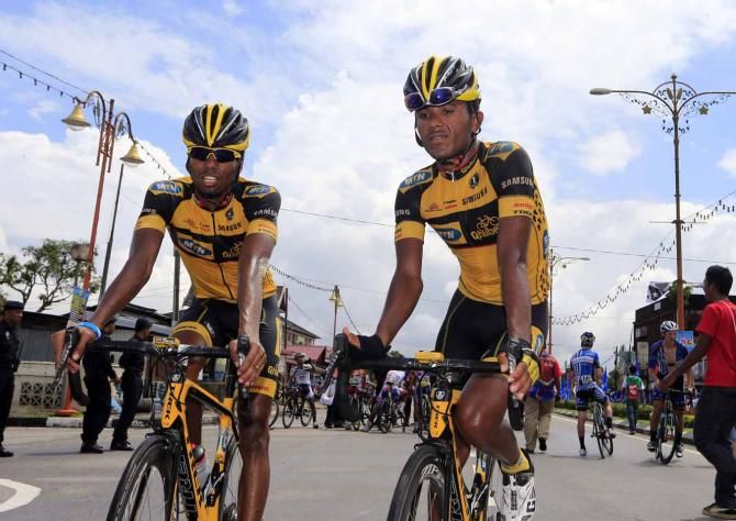 MTN-Qhubeka ride to the start.