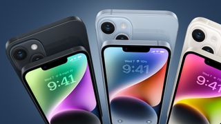 Tre Apple iPhones i färgerna svart, ljusblått och vitt visas upp fram- och bakifrån mot en mörkblå bakgrund.