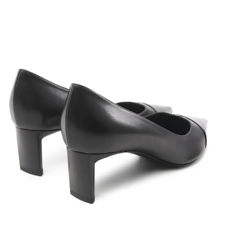 Christian Dior , 2010s pointed toe pumps