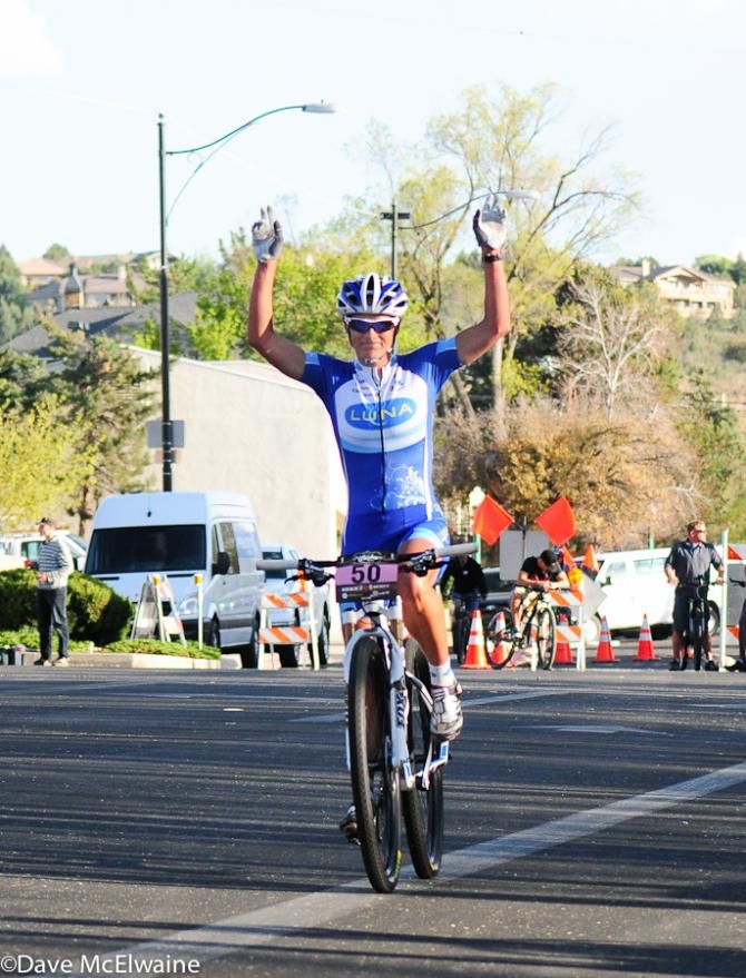 Katerina Nash (Luna Pro Team) takes the victory with a late surge