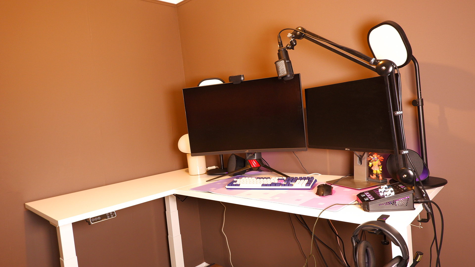 Flexispot E7L desk set-up in an office.