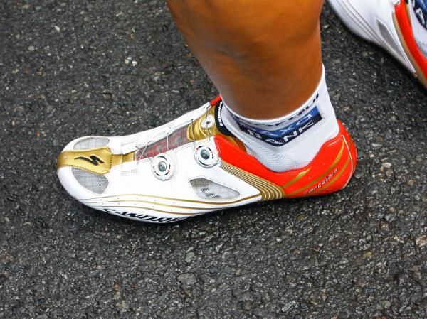 Nothing says 'Olympic champion' like the gold on Fabian Cancellara's (Saxo Bank) custom Specialized S-Works shoes.