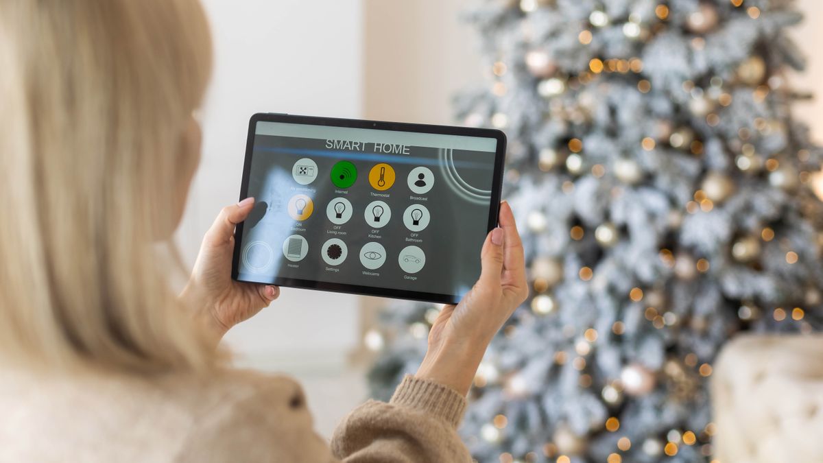 7 ways to keep your Christmas lights on without blowing the budget