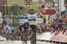 Mark Cavendish (Sky) wins stage 8
