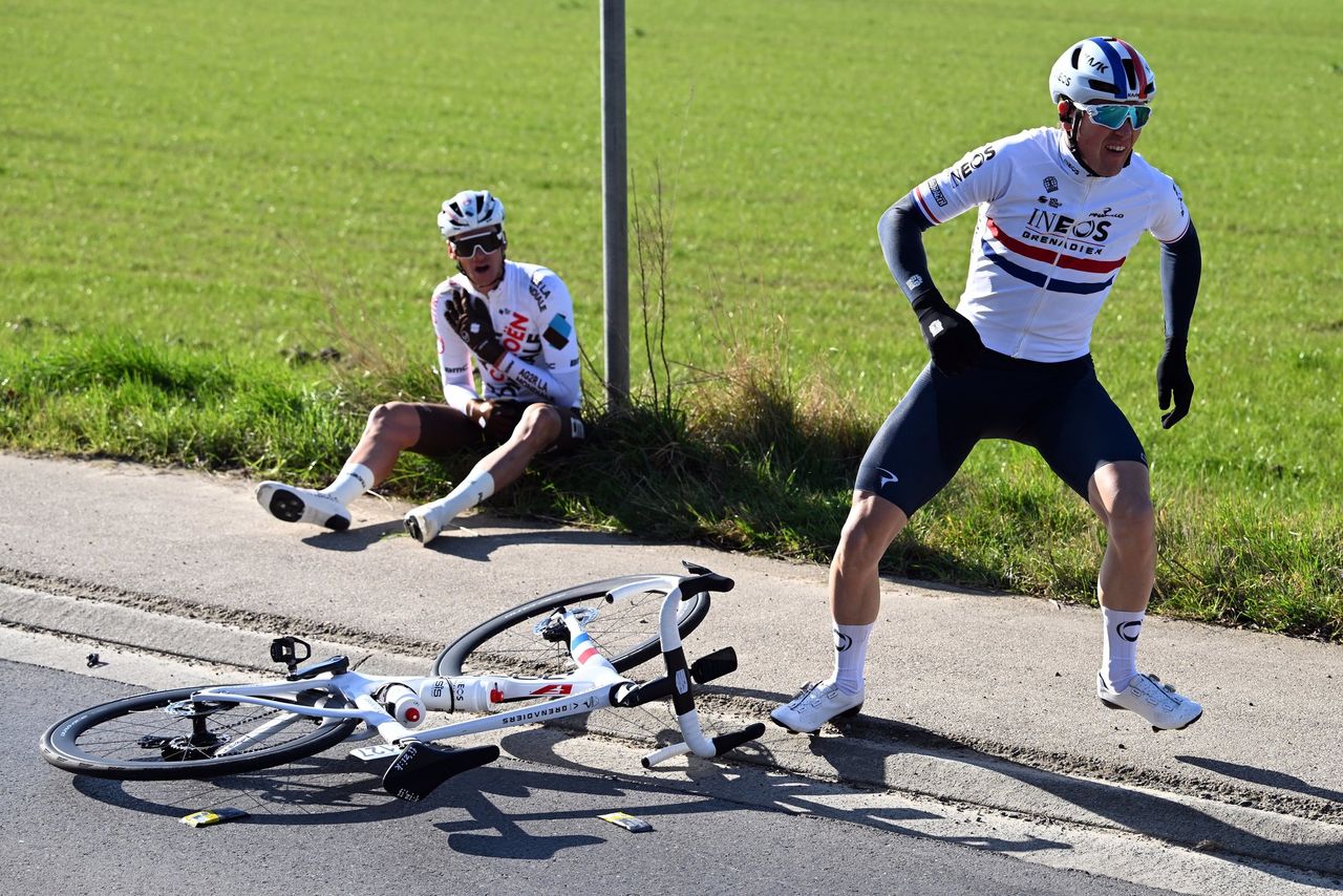 Omloop Het Nieuwsblad 2022 77th Edition Gent Ninove 2042 km 26022022 Crash Ben Swift GBR INEOS Grenadiers Lawrence Naesen BEL AG2R Citroen Team photo Vincent KalutPNSprintCyclingAgency2022