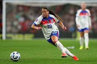 Fran Kirby dribbling the ball