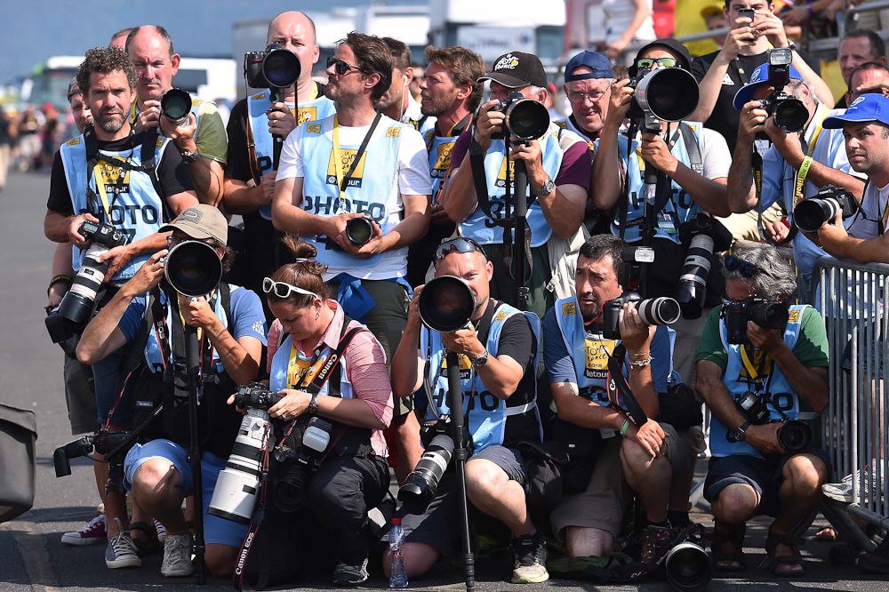 The photographers await the finish.