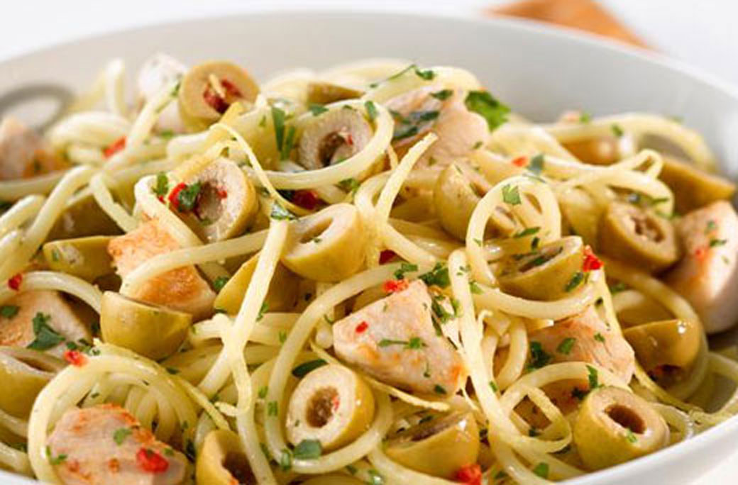 Spaghetti with chicken and green olives recipe image