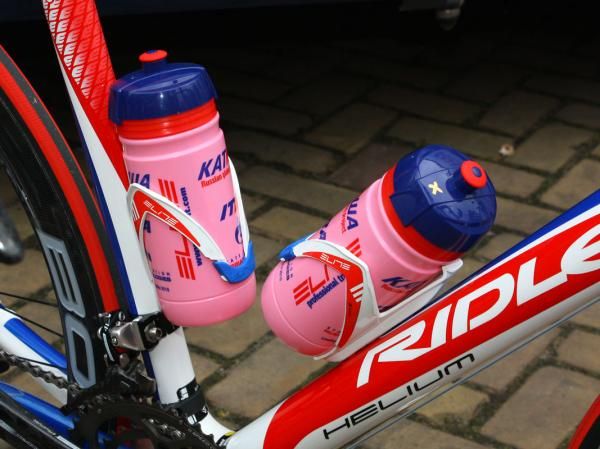 Katusha pays homage to the Giro d'Italia with these pink water bottles.