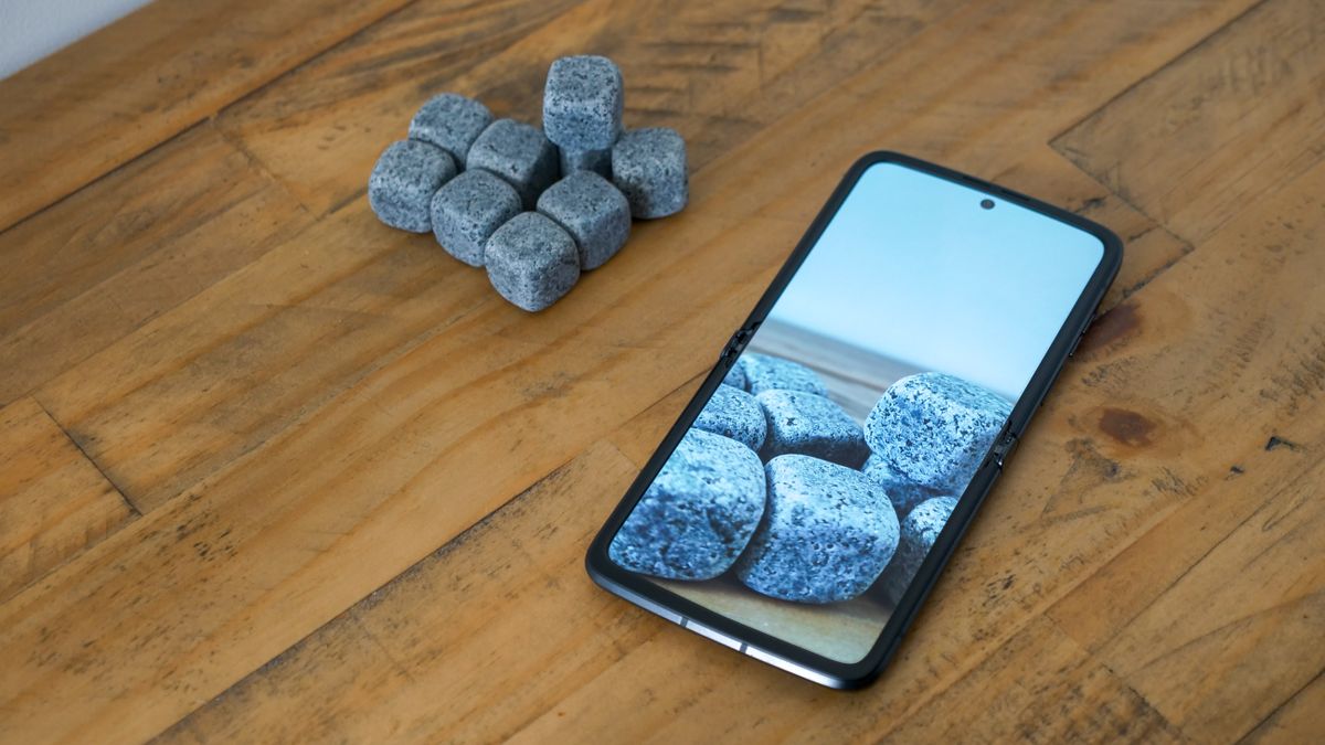 A photo of the Motorola RAZR (2022)