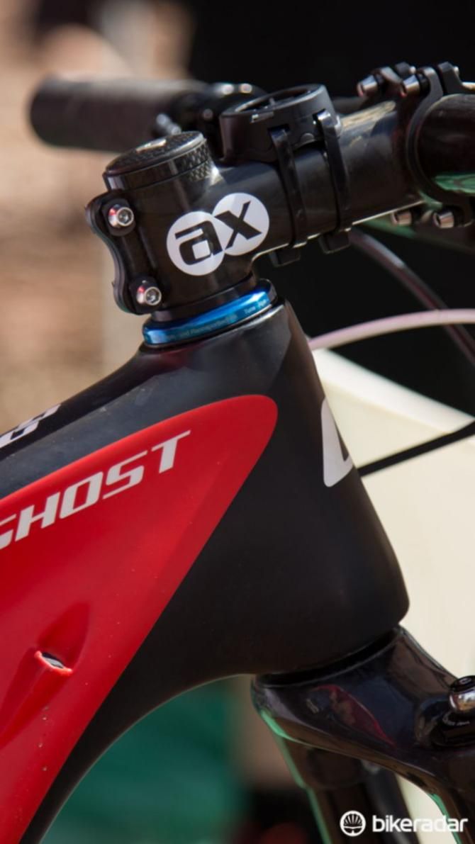 Carbon fork crown, carbon steerer tube, carbon frame, carbon stem, carbon handlebar and an alloy Tune headset