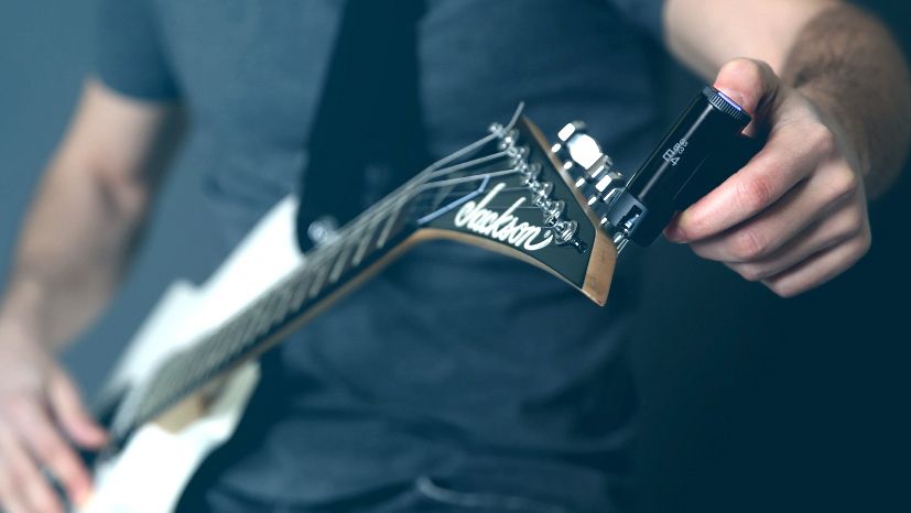 The Roadie 2 tunes your guitar automatically, even in noisy ...