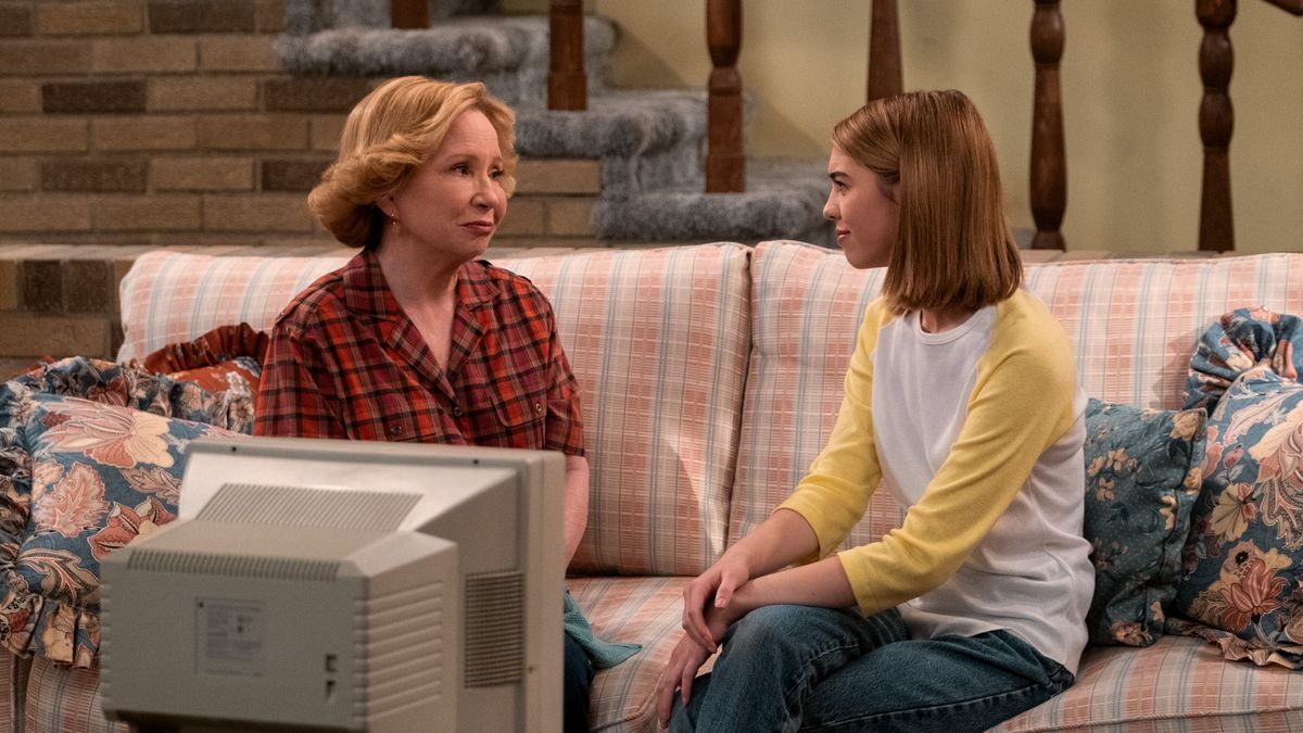 Debra Jo Rupp and Callie Haverda in That '90s Show