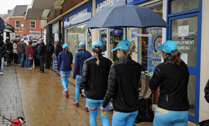 The Astana Bepink women head to sign in
