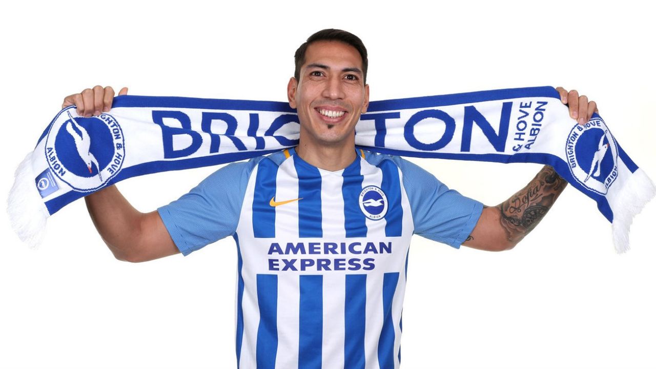 Leonardo Ulloa Brighton Leicester loan transfer news