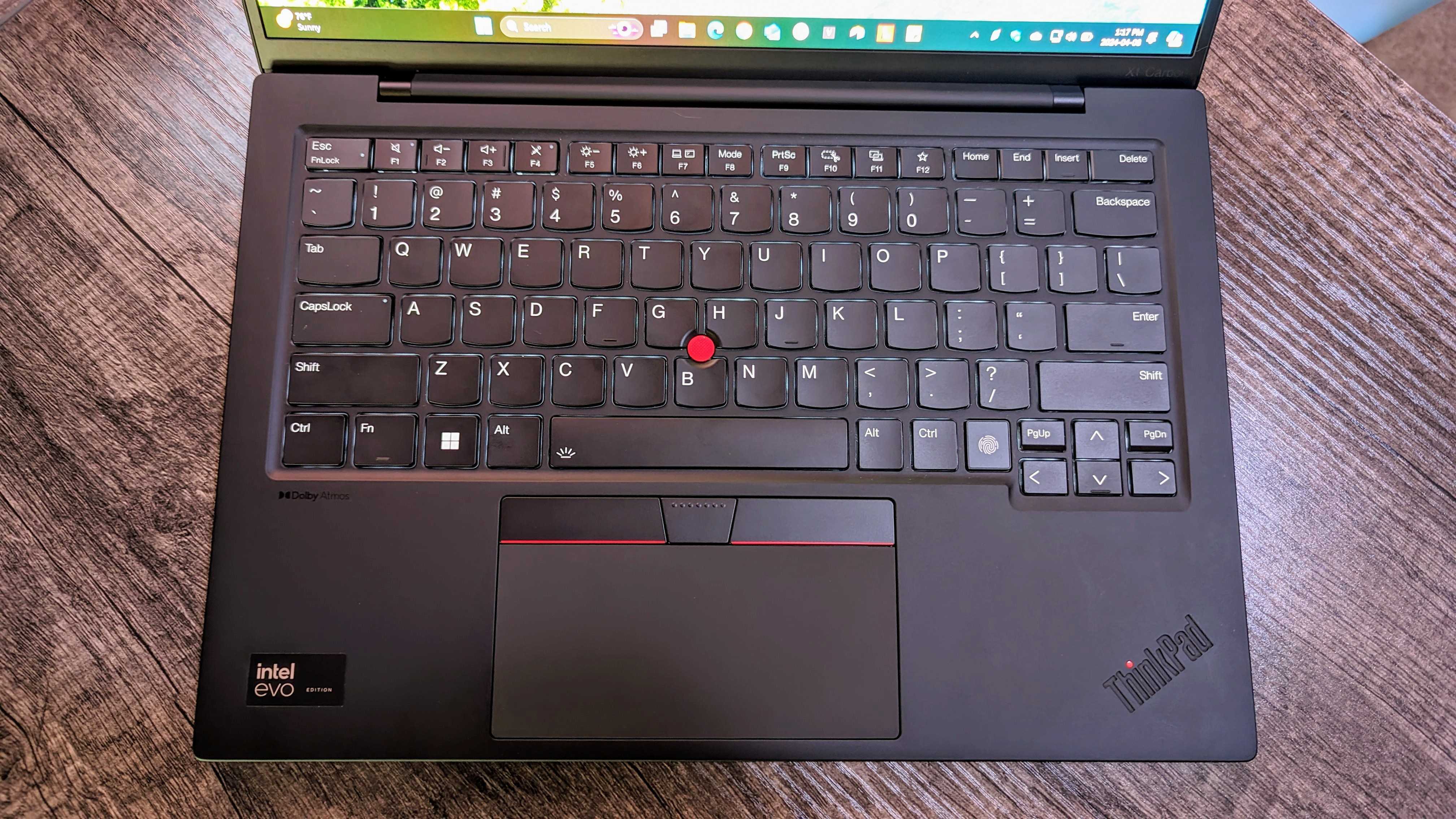 Lenovo ThinkPad X1 Carbon (第 12 世代) の画像。