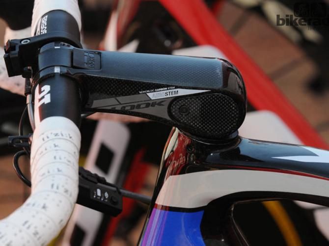 New to the 695 AeroLight is the Look AeroStem &ndash; an elegant, more aerodynamic evolution to the angular and brick-like C-Stem. The clamping mechanism is covered under the rubberised flap